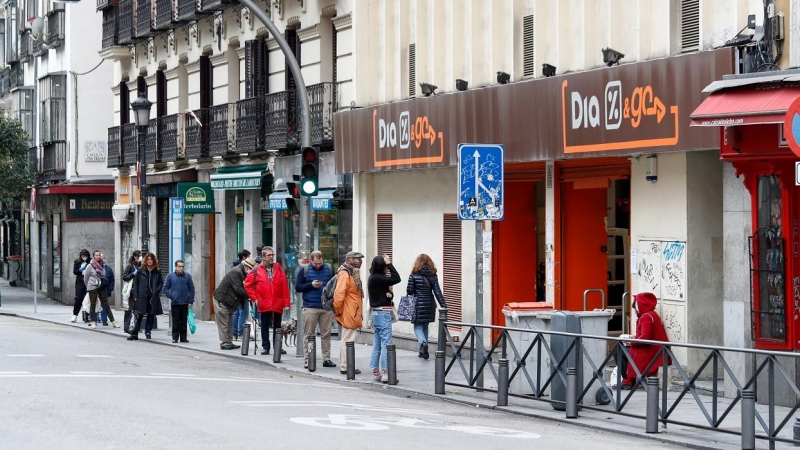 Varias personas esperan en una cola para entrar en un supermercado Dia, en Madrid, durante el estado de alarma. E.P./Óscar J.Barroso