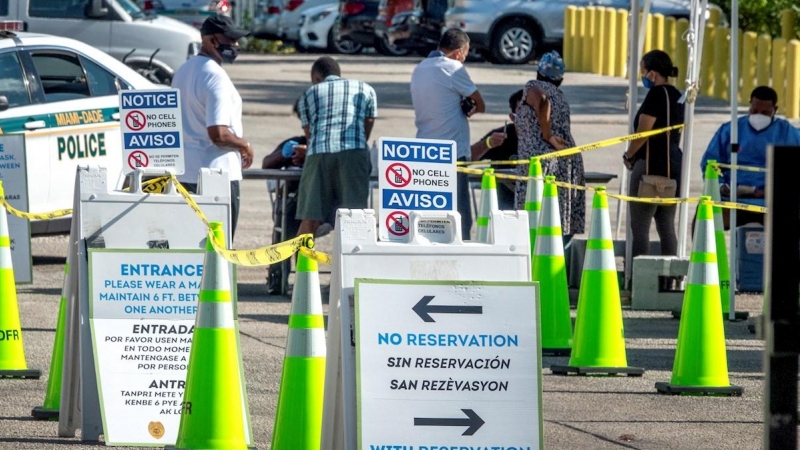 Un grupo de personas hace cola en Miami (Estados Unidos) para someterse a un test de la covid-19. EFE/EPA/CRISTOBAL HERRERA-ULASHKEVICH