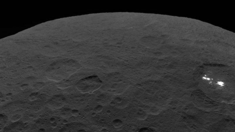 Puntos o zonas brillantes dentro del cráter Occator (a la derecha de la imagen). / NASA/JPL-Caltech/UCLA/MPS/DLR/IDA