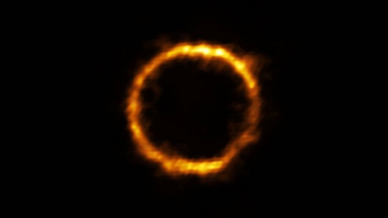 La galaxia SPT0418-47 se ha observado gracias a una lente gravitacional de otra próxima, y puede verse como un anillo de luz casi perfecto. / ALMA (ESO/NAOJ/NRAO), Rizzo et al.