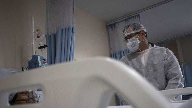 Un paciente con COVID-19 recibe tratamiento en el hospital de Manaus (Brasil), el 2 de junio del 2020. EFE/RAPHAEL ALVES/Archivo