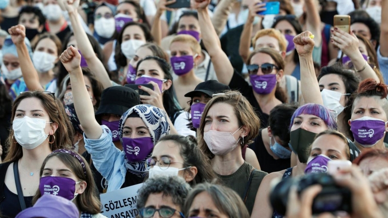 Mujeres gritan consignas durante una protesta contra el feminicidio y la violencia machista, en Estambul. /Reuters