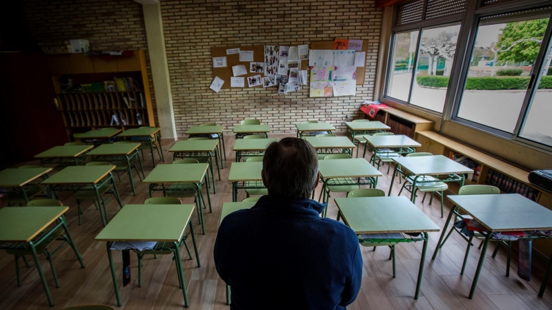 Un profesor en una clase vacía de un colegio. EFE/ Paco Santamaria/Archivo