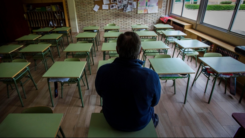 Un profesor en una clase vacía de un colegio. EFE/ Paco Santamaria/Archivo