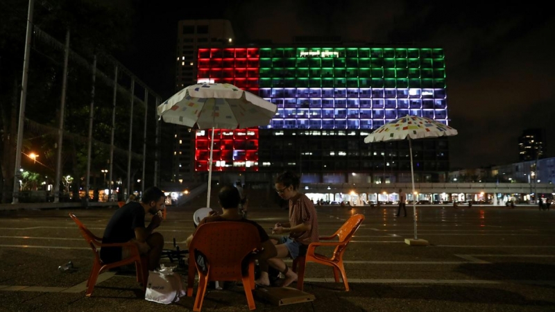 El Ayuntamiento de Tel Aviv se ilumina con la bandera de Emiratos Árabes Unidos. - REUTERS