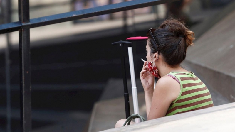 Una mujer fuma hoy en una calle de Madrid.- Mariscal (EFE)