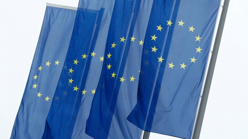 Banderas de la UE delante de la sede del BCE, en Fráncfort. REUTERS