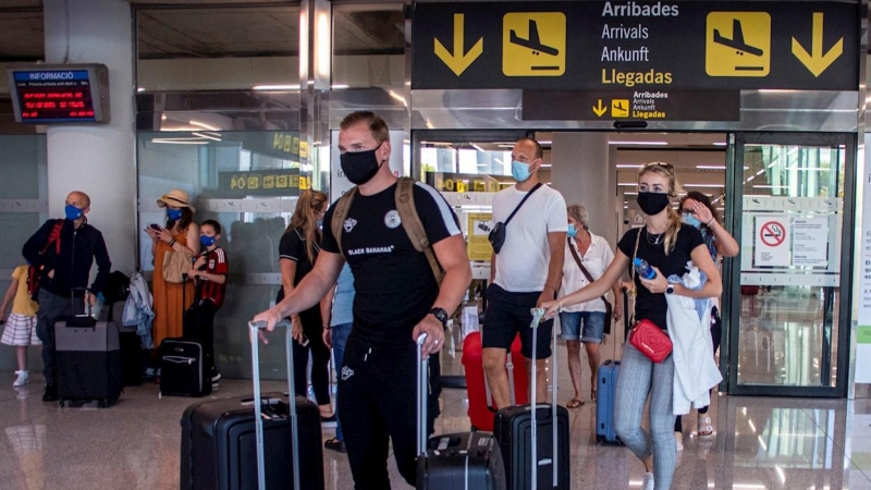 Viajeros en el aeropuerto de Son Sant Joan, en Palma de Mallorca. - EFE