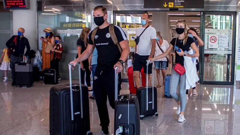 Viajeros en el aeropuerto de Son Sant Joan, en Palma de Mallorca. - EFE