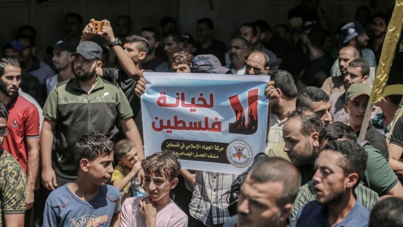 Un grupo de palestinos sostiene un cartel que dice 'No a la traición de Palestina' durante una protesta contra el acercamiento entre Israel y los Emiratos Árabes Unidos./Mohammed Talatene/Europa Press