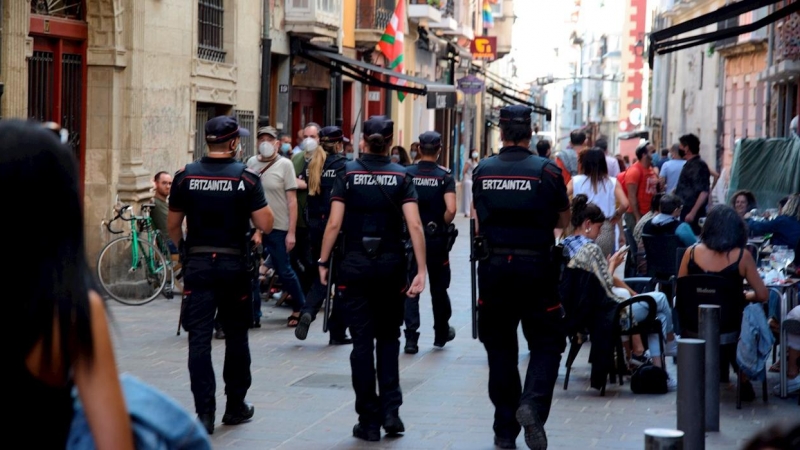 Agentes de la Ertzaintza vigilan las calles del casco viejo de Vitoria. EFE/Jon Rodríguez Bilbao/Archivo