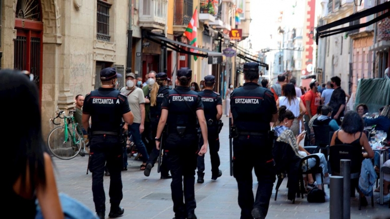 Agentes de la Ertzaintza vigilan las calles del casco viejo de Vitoria. EFE/Jon Rodríguez Bilbao/Archivo