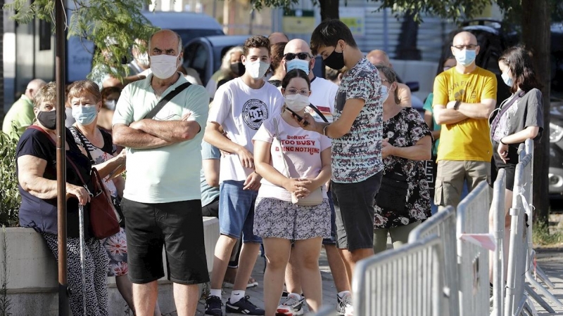 Vecinos del barrio barcelonés de Torre Baróse someten a las pruebas PCR promovidas por el Departamento de Salud de la Generalitat, dentro de la nueva estrategia de cribados masivos para detectar casos positivos de COVID-19 entre la población e intentar fr