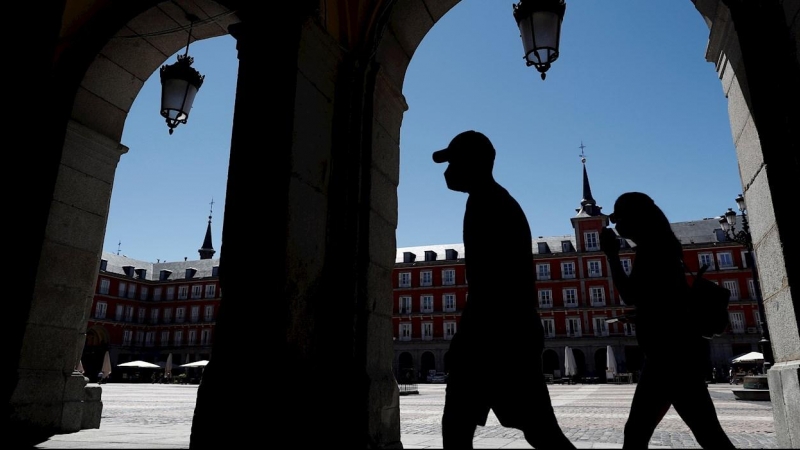 Dos turistas visitan la Plaza Mayor de Madrid, este sábado, día de la festividad de la Virgen de la Paloma. EFE/Mariscal