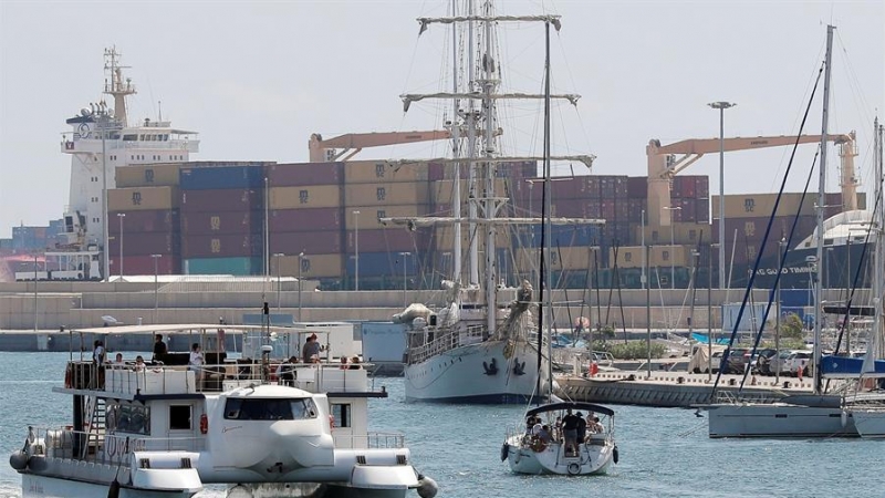 Vista general del carguero de contenedores  fondeado en el puerto de Valéncia, 'Sag Good Timing', en el que han fallecido dos polizones. / EFE/ Kai Försterling