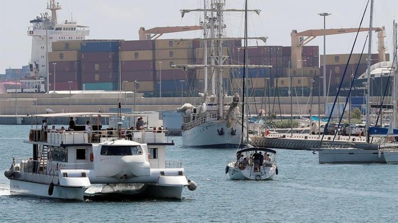 Vista general del carguero de contenedores  fondeado en el puerto de Valéncia, 'Sag Good Timing', en el que han fallecido dos polizones. / EFE/ Kai Försterling