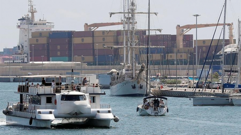 Vista general del carguero de contenedores  fondeado en el puerto de Valéncia, 'Sag Good Timing', en el que han fallecido dos polizones. / EFE/ Kai Försterling