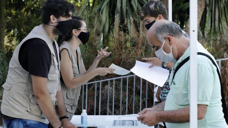 Vecinos del barrio barcelonés de Torre Baró, acudieron desde primera hora de la mañana de aal Casal del barrio para someterse a las pruebas PCR promovidas por el Departamento de Salud de la Generalitat / EFE/ Andreu Dalmau