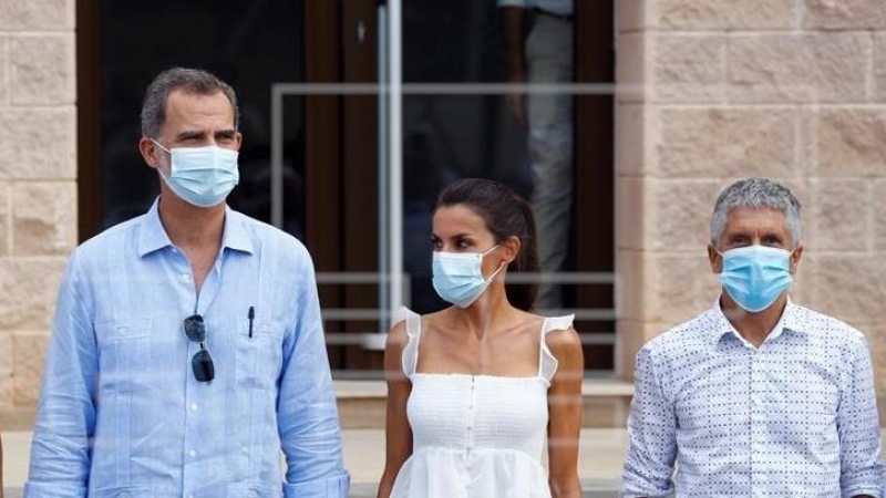 Felip de Borbó i Letizia Ortiz, companyats per la presidenta balear, Francina Armengol i el ministre de l'Interior, Fernando Grande.Marlaska. EFE