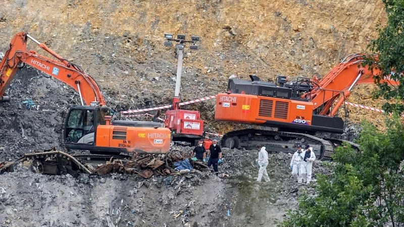 16/08/2020.- Los equipos de rescate han encontrado esta tarde un hueso humano, junto a material textil, en el vertedero de Zaldibar (Bizkaia). / EFE - JAVIER ZORRILLA