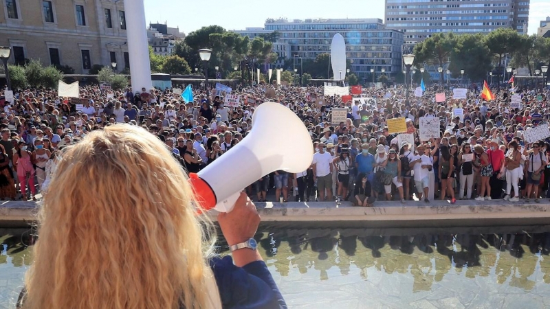 Vista de los asistentes a la manifestación en la Plaza de Colón de Madrid contra del uso de las mascarillas a todas horas y en los espacios públicos.EFE/Fernando Alvarado