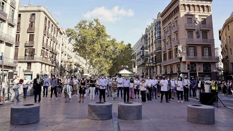 Imatge del minut de silenci en record i homenatge a les víctimes de l'atemptat del 17-A. AJUNTAMENT DE BARCELONA