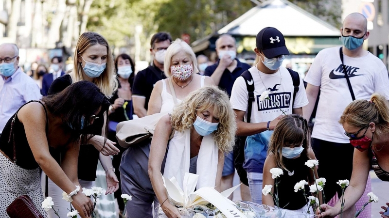 Imatge del minut de silenci en record i homenatge a les víctimes de l'atemptat del 17-A. AJUNTAMENT DE BARCELONA