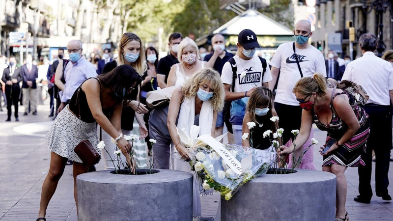 Imatge del minut de silenci en record i homenatge a les víctimes de l'atemptat del 17-A. AJUNTAMENT DE BARCELONA