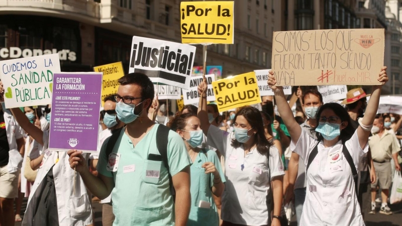 Participantes portan pancartas reivindicativas en una manifestación de los médicos internos residentes (MIR) en Madrid. /Europa Press