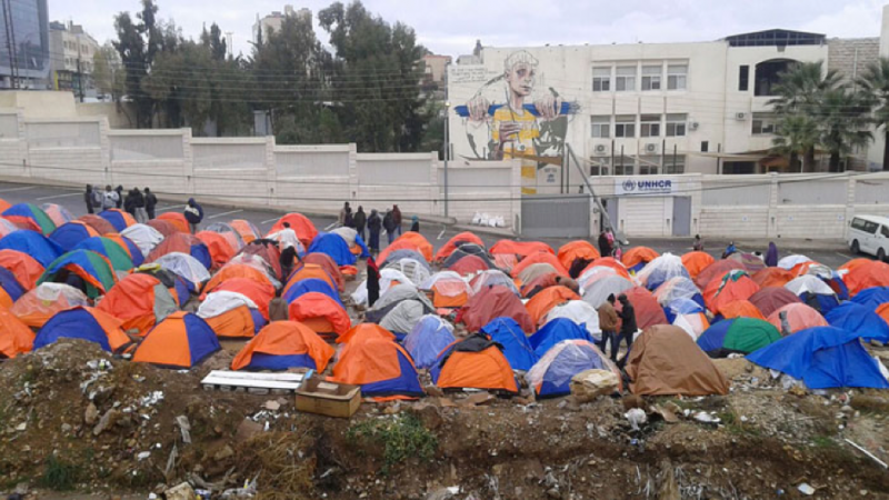 Campamento de protesta frente las oficinas de ACNUR. / NÚRIA VILÀ