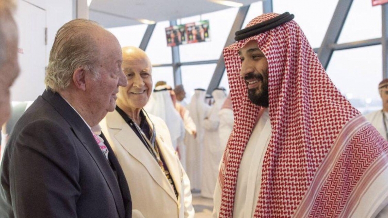 El rey Juan Carlos I junto al príncipe heredero de Arabia Saudí, Mohamed bien Salmán, en 2018. Poco después del brutal asesinato del periodista Yamal Khashoggi dentro del consulado de dicho país en Estambul.