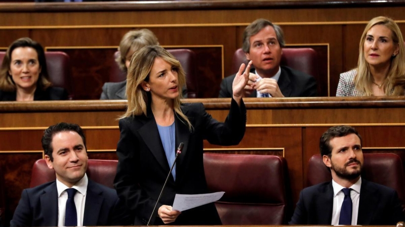 La hasta ahora portavoz del PP en el Congreso, Cayetana Álvarez de Toledo, en una intervención en el Pleno. En la fila de atrás, la primera por la izquierda, la que sera su sucesora, Cuca Gamarra. / EFE