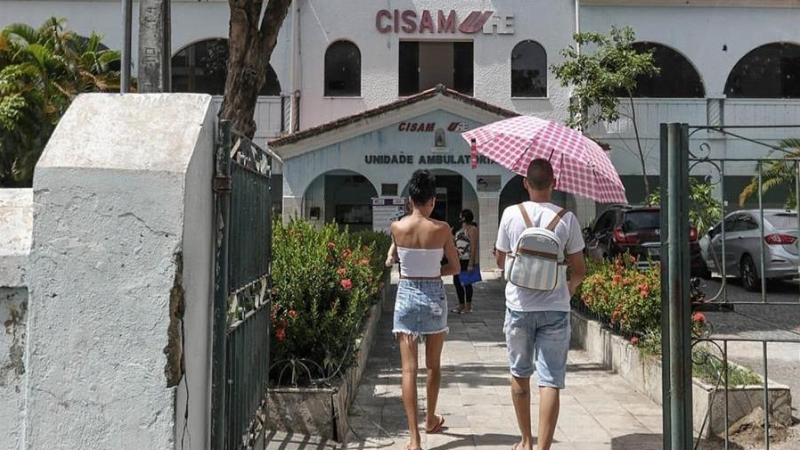 Vista de la fachada del Centro Integrado de Salud Amaury de Medeiros (CISAM) de Recife, una clínica materna pública de referencia en el país para procedimientos de interrupción de embarazo, en Recife (Brasil). EFE/Waldheim Montoya