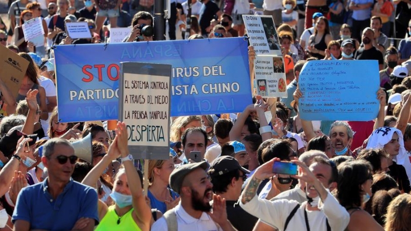 Vista de los asistentes a la manifestación de ayer en la Plaza de Colón de Madrid convocada en redes sociales en contra del uso de las mascarillas a todas horas y en los espacios públicos. EFE/Fernando Alvarado