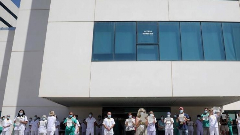 Concentració de protesta de personal sanitari davant l'hospital de la Fe de València. EFE/Ana Escobar