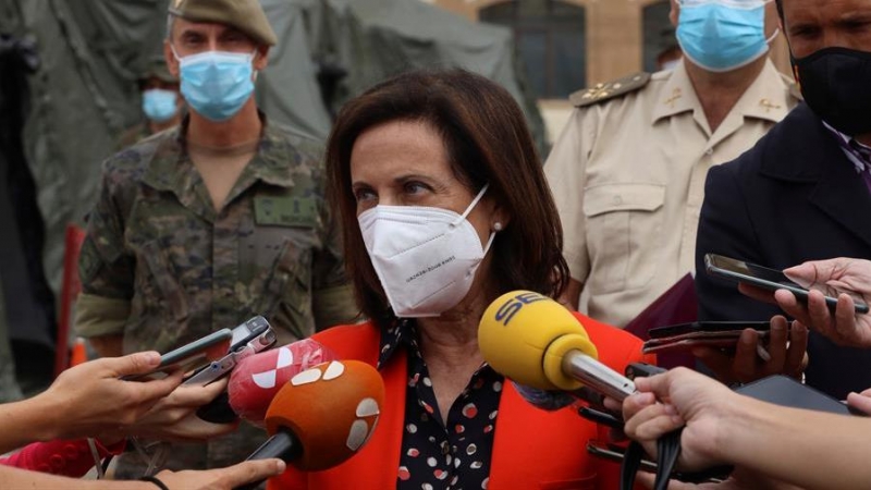 La ministra de Defensa, Margarita Robles, atiende a los medios durante su visita este martes al Mando de Ingenieros del Ejército de Tierra, ubicado en el acuartelamiento General Arroquia de Salamanca. EFE/J.M. García