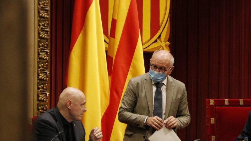 El president del Parlament, Roger Torrent, parlant amb el secretari general del Parlament, Xavier Muro, i el secretari primer, Eusebi Campdepadrós. SÍLVIA JARDÍ / ACN