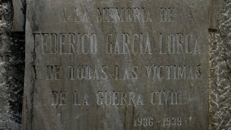 Una placa en memoria del poeta español Federico García Lorca en el Parque Federico García Lorca, donde se cree que Lorca está enterrado, en Alfacar, cerca de Granada. Jorge Guerrero / AFP