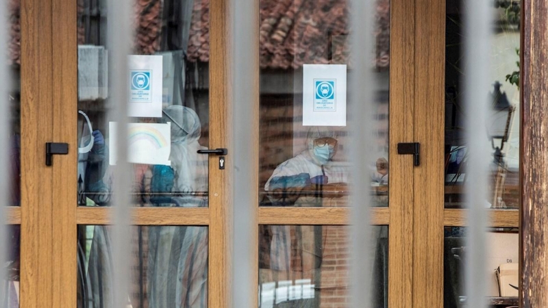 Personal sanitario con trajes de protección este martes de la residencia de ancianos de Vadocondes (Burgos), cerca de Aranda de Duero, donde se ha declarado un nuevo foco de Covid-19 con 44 positivos, cinco de ellos ingresados en el hospital, entre ellos