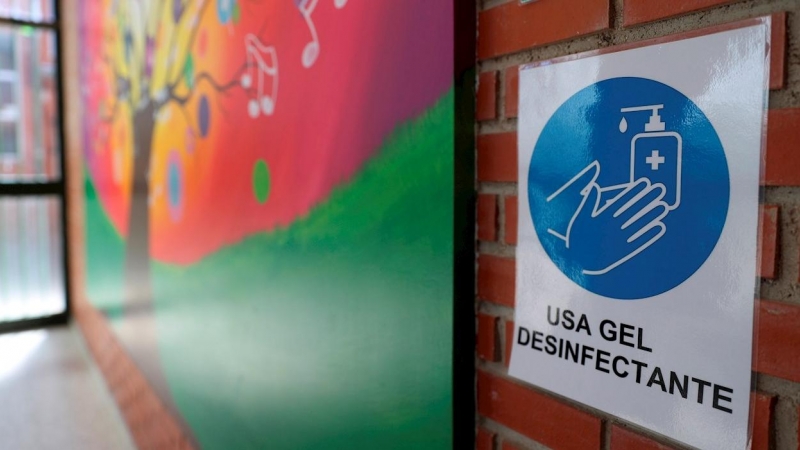 Mensaje para fomentar la higiene en un pasillo de un colegio público en la localidad madrileña de Torrejón de Ardoz. EFE/Rodrigo Jiménez