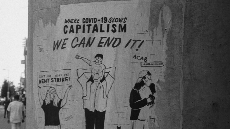 Póster pegado en la calle contra el capitalismo. Jean Carlo Emer / Unsplash