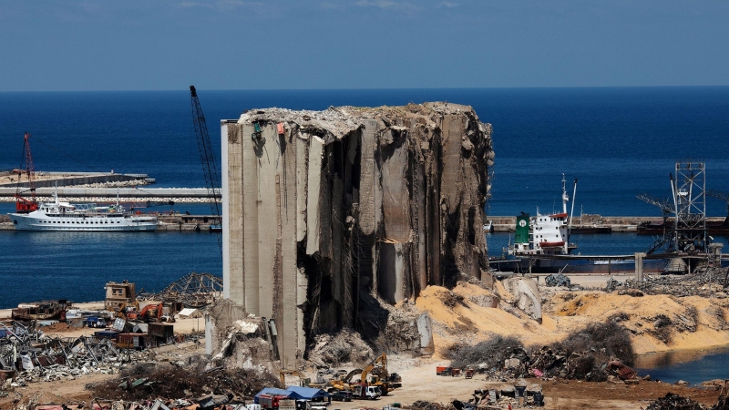 Vista general de la zona portuaria de Beirut, donde se produjo la explosión. / REUTERS