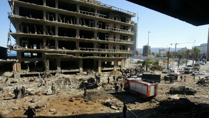 Imagen de los daños causados por el coche bomba que mató, en febrero de 2005, al exprimer ministro libanés Rafik al-Hariri, en Beirut. REUTERS / Mohamed Azakir