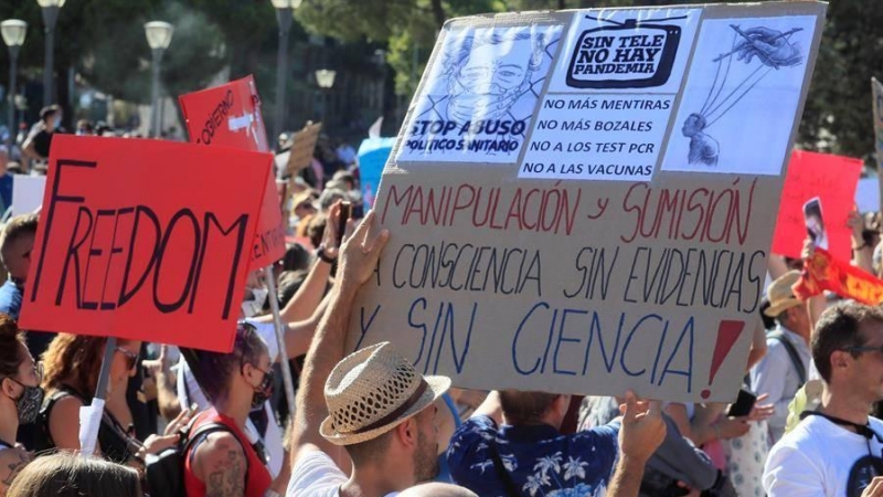 Vista de los asistentes a la manifestación que se celebró el 16 de agosto en la Plaza de Colón de Madrid convocada en redes sociales en contra del uso de las mascarillas a todas horas y en los espacios públicos. © EFE/Fernando Alvarado