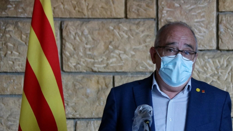 El conseller d'Educació, Josep Bargalló, adreçant-se als mitjans des d'un faristol al Complex Educatiu de Tarragona. ROGER SEGURA / ACN