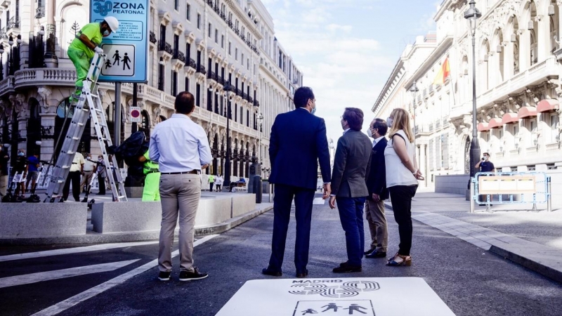 El delegado de Desarrollo Urbano, Mariano Fuentes, el vicepresidente de la Comunidad de Madrid, Ignacio Aguado, el alcalde de Madrid, José Luis Martínez-Almeida y el delegado de Medio Ambiente y Movilidad, Borja Carabante, en la inauguración de la peatona