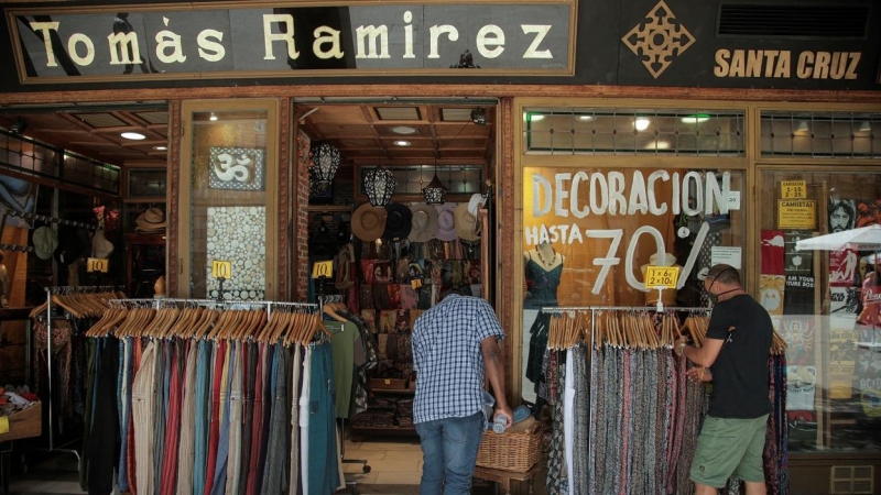 Un comercio tradicional en el centro de Madrid.. REUTERS/Javier Barbancho