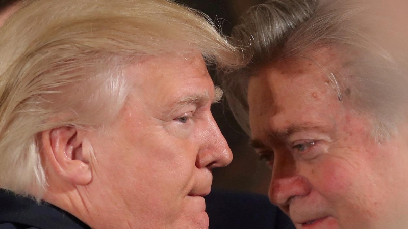 El presidente de EEUU, Donald Trump, con su entonces jefe de estrategia Steve Bannon, en el acto de toma de posesión de los miembros del gabinete de la Casa Blanca, en en enero de 2017, en Washington. REUTERS/Carlos Barria