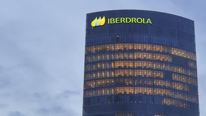 El logo de Iberdrola en lo alto de su sede en Bilbao.