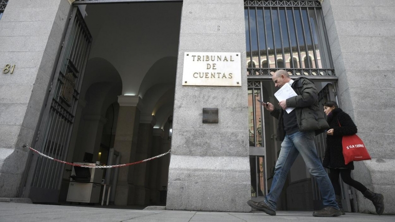 Un hombre pasa por la puerta principal del edificio del Tribunal de Cuentas en Madrid. E.P./Óscar Cañas